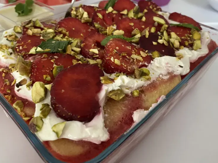 Tiramisu z truskawkami i pistacjami