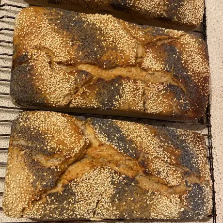 Bochenki chleba z sezamem i makiem na kratce
